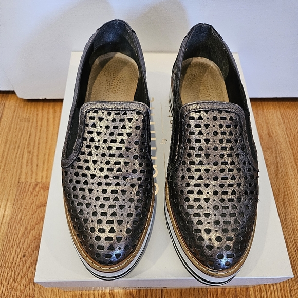 SUMMIT BY WHITE MOUNTAIN | Braxton Perforated Platform Metallic | Size 39 - Picture 2 of 10